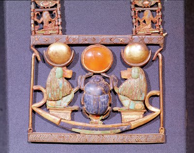 Collier du Soleil Levant, de la tombe de Toutankhamon (vers 1370-52 av. J.-C.) Nouveau Royaume (détail) - Egyptian 18th Dynasty