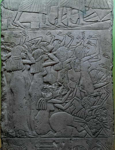 Relief en calcaire peint représentant une lamentation funéraire sur le pharaon, de la tombe du roi Horemheb - Egyptian 18th Dynasty