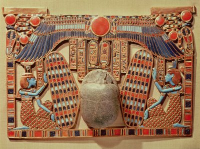 Pectoral décoré du scarabée ailé protégé par Isis et Nephtys, de la tombe de Toutankhamon - Egyptian 18th Dynasty