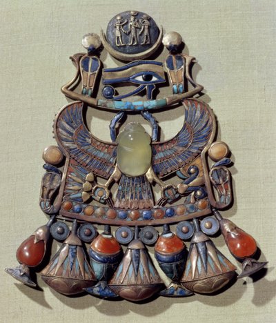 Pectoral avec un scarabée-oiseau, de la tombe de Toutankhamon (c.1370-52 av. J.-C.) Nouveau Royaume - Egyptian 18th Dynasty