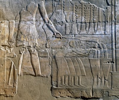 Prêtre supervisant le travail des femmes, relief mural, colonnade du temple d