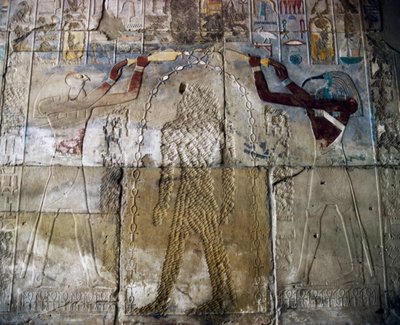 Reine Hatchepsout entre le dieu Horus et le dieu Thot, relief peint, salle de la Chapelle Rouge de Hatchepsout, complexe du temple de Karnak (Liste du patrimoine mondial de l
