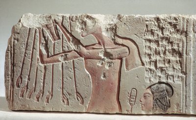 Relief représentant Akhenaton et sa fille offrant à l