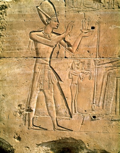 Relief représentant Thoutmosis III (c.1479-1425 av. J.-C.) faisant une offrande à un dieu assis, Nouvel Empire - Egyptian 18th Dynasty