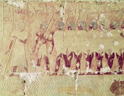 Relief représentant des soldats envoyés par la reine Hatchepsout en expédition au pays de Pount pour rapporter des ingrédients à utiliser dans les rituels du temple, du temple funéraire de Hatchepsout, vers 1503-1482 av. J.-C., Nouvel Empire - Egyptian 18th Dynasty