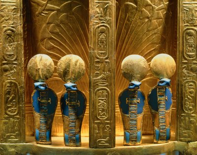 Revers du trône du pharaon Toutânkhamon avec quatre figures d