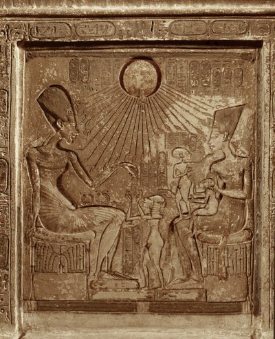 La vie de famille royale : Pharaon Aménophis IVAkhnaton, la reine Néfertiti et ses trois filles, en train d