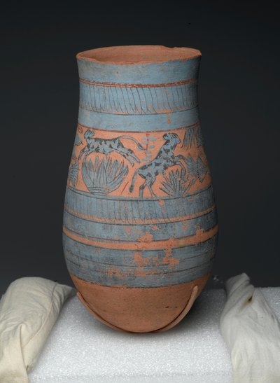 Vase en forme de larme avec des motifs peints de jeunes filles, vaches et plantes des marais, Nouvel Empire, vers 1390-1353 av. J.-C. - Egyptian 18th Dynasty