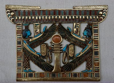 Plastron en forme de temple, Trésor de Toutankhamon, Égypte, civilisation égyptienne, Nouvel Empire, XVIIIe dynastie - Egyptian 18th Dynasty