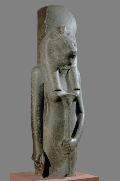 La déesse Sekhmet tenant un sceptre en forme de tige de papyrus... - Egyptian 18th Dynasty