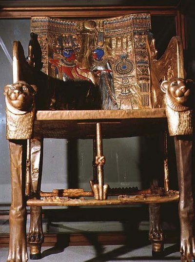 Trône de Toutânkhamon, montrant le roi assis et la reine lui offrant un vase, de la tombe de Toutânkhamon dans la Vallée des Rois à Thèbes, vers 1361-52 av. J.-C. (bois doré) - Egyptian 18th Dynasty
