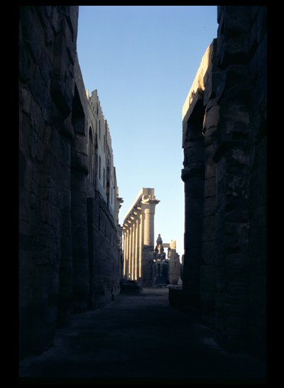 Vue depuis la cour de Ramsès II vers la colonnade d