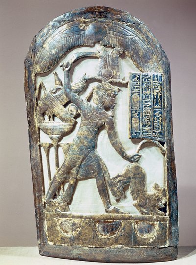 Bouclier votif représentant le roi tuant un lion, de la tombe de Toutankhamon - Egyptian 18th Dynasty