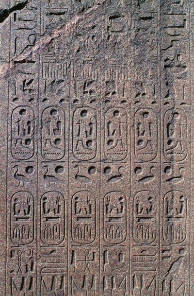 Bloc avec reliefs et inscriptions, Grand Temple d