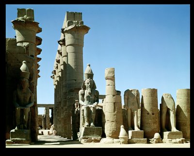 Colosses de Ramsès II (vers 1279-1213 av. J.-C.) et le pylône d