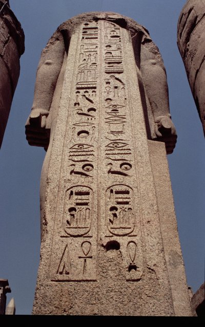 Colonne avec des armes représentant le cartouche de Ramsès II (1298-32 av. J.-C.) Nouvel Empire, c.1297-1185 av. J.-C. - Egyptian 19th Dynasty