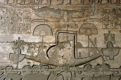 Antiquité égyptienne : vue des reliefs représentant la procession de la barque sacrée, Temple mémorial dédié au pharaon Ramsès II (1279-1213 av. J.-C.), site de Ramasseum (Ramesseum) à Louxor, Égypte. - Egyptian 19th Dynasty