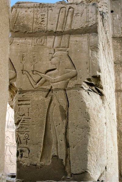 Détail de reliefs représentant la déesse Hathor tenant des sistres dans ses mains. Temple funéraire dédié au pharaon Ramsès II (1279-1213 av. J.-C.), site du Ramesseum à Louxor, Égypte - Egyptian 19th Dynasty