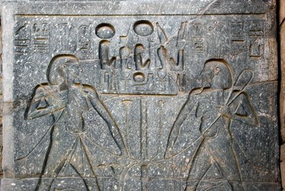 Antiquité égyptienne : détail de la base de la statue du pharaon Ramsès II (1292-1186 av. J.-C.) représentant l