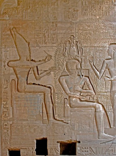 Antiquités égyptiennes : détail des reliefs représentant Ramsès II couronné et béni par la divinité de l