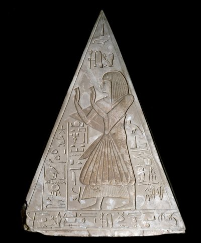 Antiquité égyptienne : pointe de pyramide de la chapelle de Ramose décorée de la représentation du culte de Ra-Harakte, divinité du soleil levant - Egyptian 19th Dynasty