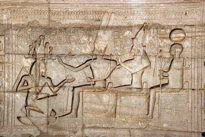 Antiquité égyptienne : relief représentant le pharaon Ramsès II devant les divinités de la triade thébaine, Amon, Mout et Khonsou ; Temple funéraire dédié au pharaon Ramsès II (1279-1213 av. J.-C.), site de Ramasseum (Ramesseum) à Louxor, Égypte. - Egyptian 19th Dynasty