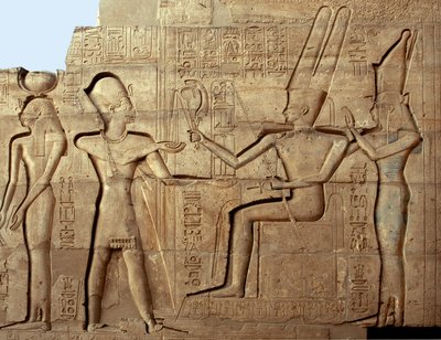 Antiquité égyptienne : relief représentant le pharaon Ramsès II devant deux des divinités de la triade thébaine, Amon et Mout ; Temple funéraire dédié au pharaon Ramsès II (1279-1213 av. J.-C.), site de Ramasseum à Louxor, Égypte. - Egyptian 19th Dynasty
