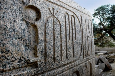 Antiquités égyptiennes : base de la statue colossale en granit d