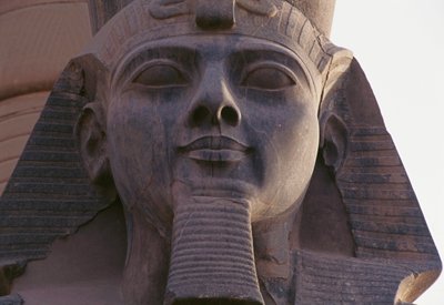 Visage de la statue de Ramsès II assis, Nécropole thébaine (Liste du patrimoine mondial de l