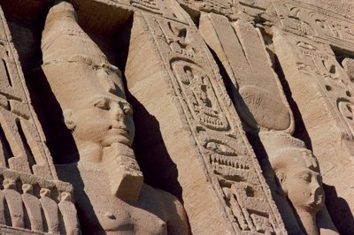 Têtes de Ramsès II (1279-1213) et Hathor/Néfertari sur la façade du Temple de la Reine Néfertari, Nouvel Empire, vers 1250 av. J.-C. (détail) - Egyptian 19th Dynasty