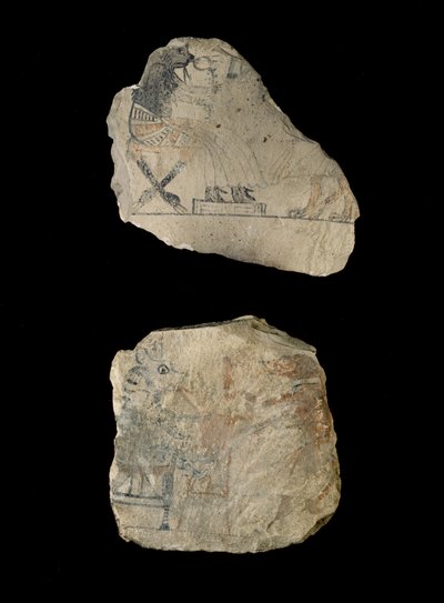 Ostracon en calcaire avec croquis humoristiques en encre rouge et noire - Egyptian 19th Dynasty