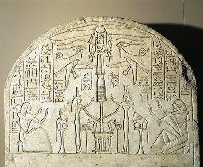 Stèle en calcaire de Perinefer, avec Isis et Neftis adorant un fétiche représentant Osiris, d