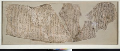 Ostracon, inscrit en hiératique en noir et rouge avec une grande partie de l