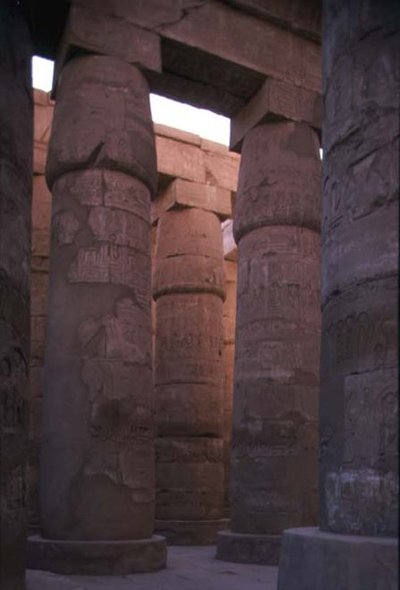 Colonnes de papyrus avec des chapiteaux en bouton dans la salle hypostyle du temple d