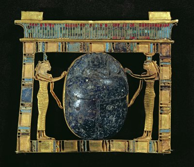 Pectoral du vizir, Paser, avec un scarabée flanqué des déesses Isis et Nephthys, du Sérapéum de Memphis, Nouvel Empire - Egyptian 19th Dynasty