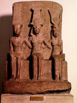 Ramsès II (1304-1237 av. J.-C.) assis entre Amon et Mout, de Karnak, Nouvel Empire, c.1279-13 av. J.-C. - Egyptian 19th Dynasty