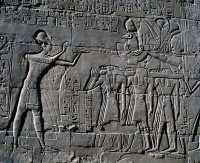 Ramsès II faisant des sacrifices devant le bateau sacré, relief, murs intérieurs de la Grande Salle Hypostyle, complexe du temple de Karnak (Liste du patrimoine mondial de l