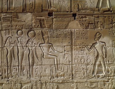 Relief représentant Séthi Ier (c.1294-1279 av. J.-C.) faisant une offrande à Amon, du mur extérieur nord de la salle hypostyle, Nouvel Empire - Egyptian 19th Dynasty