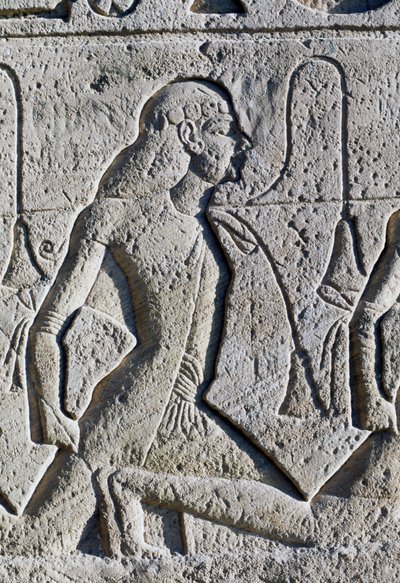 Relief représentant des prisonniers noirs et asiatiques de la bataille de Kadesh, détail de la base des trônes sur la façade du Grand Temple de Ramsès II, Abou Simbel (Liste du patrimoine mondial de l