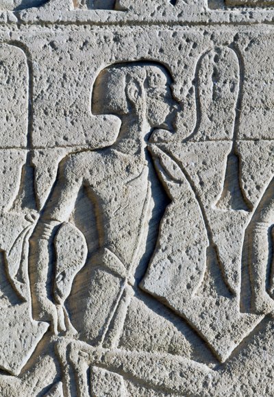 Relief représentant un prisonnier de la bataille de Kadesh, détail de la base des trônes sur la façade du Grand Temple de Ramsès II, Abou Simbel (Liste du patrimoine mondial de l