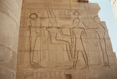 Relief représentant la déesse à tête de lionne Mout présentant Ramsès II à un Amon trônant, qui lui donne un ankh, de la Grande Salle Hypostyle, Nouvel Empire - Egyptian 19th Dynasty