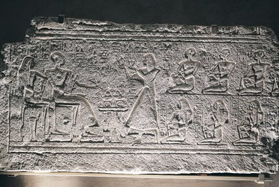 Relief de Ptahhotep et Taousert de Saqqarah, le couple recevant des offrandes de leur fils aîné Amenheb et d