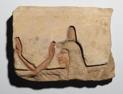 Plaque représentant une femme avec un cône d