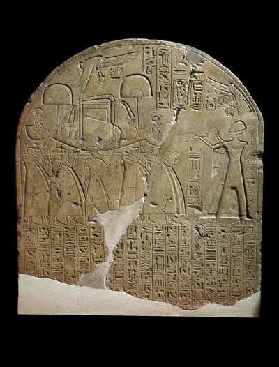 Stèle dédiée à Isis par le surveillant des travaux dans les temples de Ramsès II à Koptos, représentant le roi offrant de l