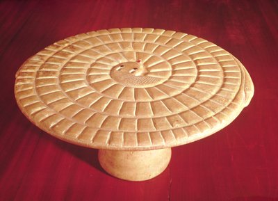 Plateau de jeu en forme de serpent utilisé pour le jeu mehen, période thinite - Egyptian 1st Dynasty