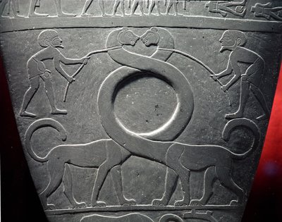 La Palette de Narmer : palette cérémonielle représentant une paire de chats à long cou tenus en laisse, trouvée à Hiérakonpolis, période dynastique précoce, vers 3000 av. J.-C. (détail) - Egyptian 1st Dynasty