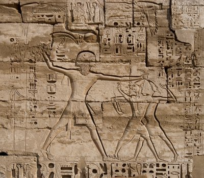 Antiquité égyptienne : détail des reliefs célébrant les victoires du Pharaon sur les peuples de la mer. Temple funéraire de Ramsès III (1187-1156 av. J.-C.). Louxor, Medinet Habou, Égypte - Egyptian 20th Dynasty