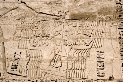 Détail des reliefs du premier pylône représentant la capture de combattants appartenant aux peuples de la mer, ennemis de Ramsès III. Temple funéraire de Ramsès III (1187-1156 av. J.-C.). Louxor, Medinet Habou, Égypte - Egyptian 20th Dynasty