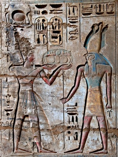 Antiquité égyptienne: première cour, détail de reliefs peints représentant le pharaon portant des offrandes à la divinité Horus. Temple funéraire de Ramsès III (1187-1156 av. J.-C.). Louxor, Médinet Habou, Égypte - Egyptian 20th Dynasty