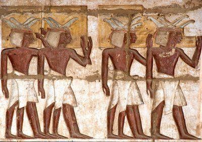 Antiquité égyptienne : première cour, détail des reliefs peints représentant un groupe de Nubiens apportant des offrandes au pharaon. Temple funéraire de Ramsès III (1187-1156 av. J.-C.). Louxor, Medinet Habou, Égypte - Egyptian 20th Dynasty